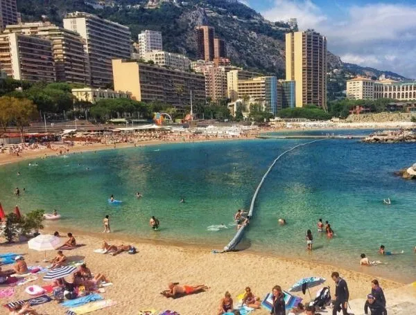 Монако ввело запрет на курение на пляжах в летний сезон