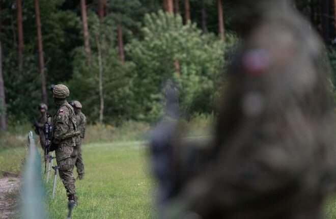 Польша построит забор высотой 2