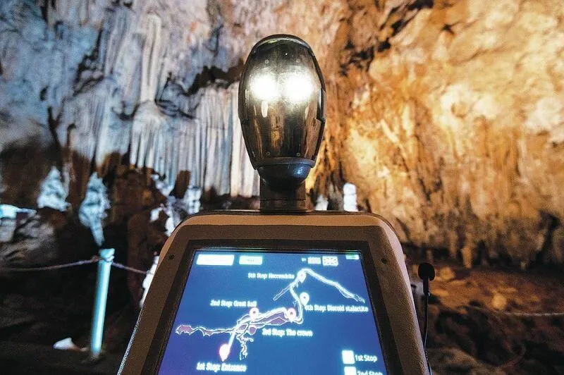 Познакомьтесь с Персефоной, роботом-гидом, который говорит на 33 языках