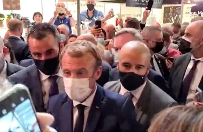 Бросившего яйцо в Макрона поместили в психиатрическую больницу