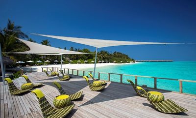 Chill Bar на берегу лагуны в Velassaru Maldives