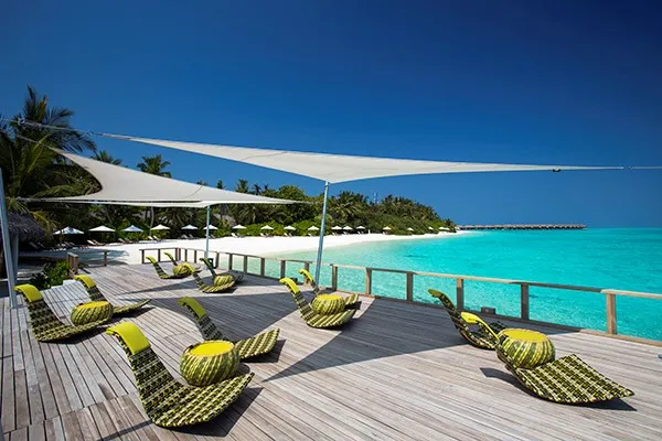 Chill Bar на берегу лагуны в Velassaru Maldives