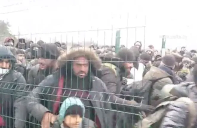 Мигранты пытались прорваться через границу, сообщает Минобороны Польши