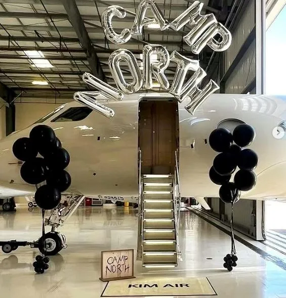 Кардашьян отвезла дочь в элитный пионерлагерь на частном самолете