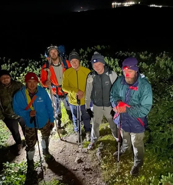 Туристы на Курилах попали под извержение вулкана. ФОТО