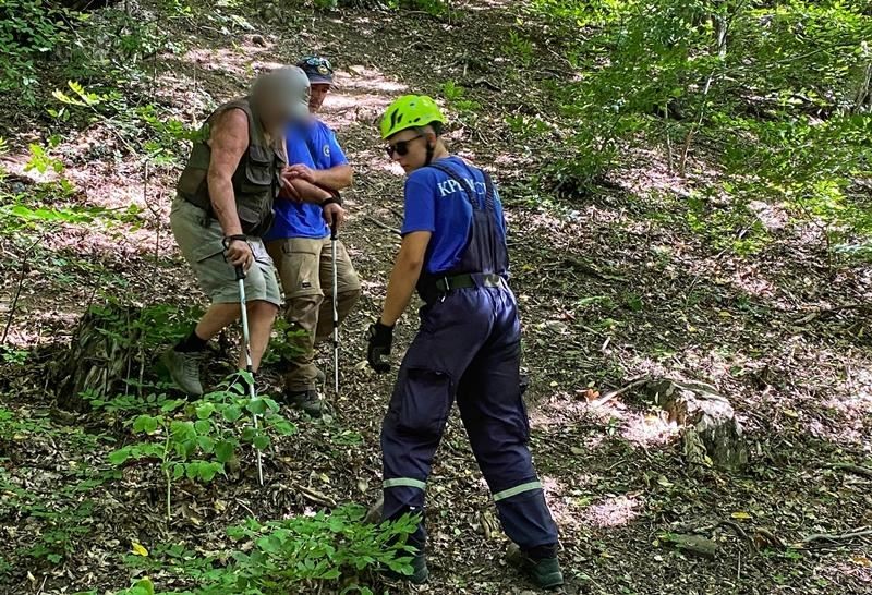 Пожилой турист застрял на краю скалы в Крыму