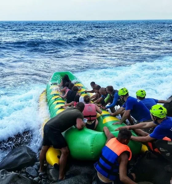 В Крыму туристов на «банане» унесло в море
