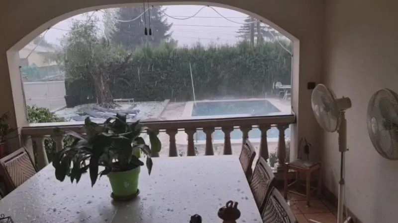 На курортный регион обрушился град размером с мяч. Есть жертвы