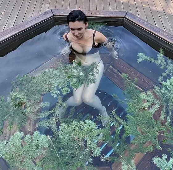 Серябкина залезла в банный чан на отдыхе в Горном Алтае. ФОТО