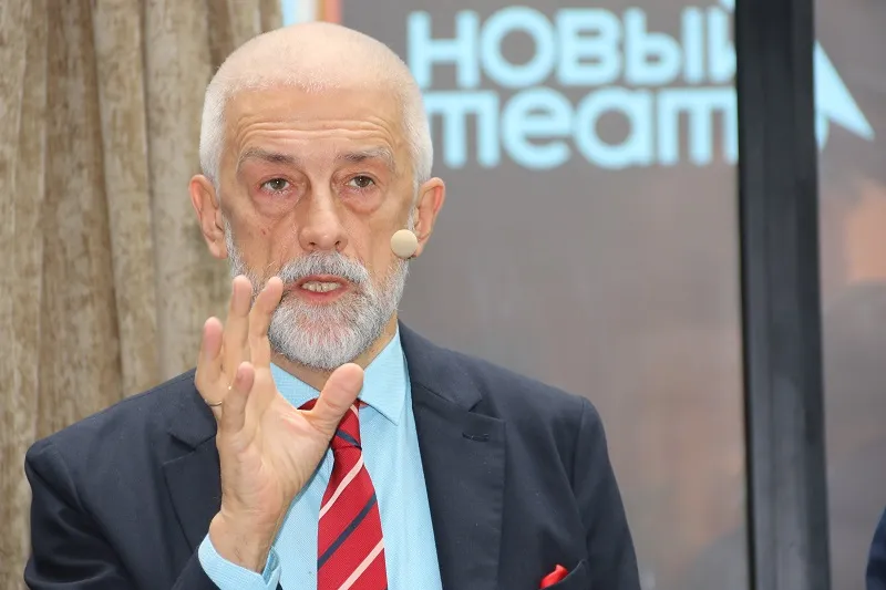 Куда пойти, что посмотреть: Проданный смех,  Песни женственности и Фиктивный брак