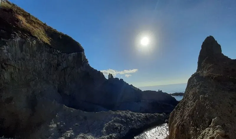 Турист заснял «голубое свечение» от скалы, которой поклонялись язычники