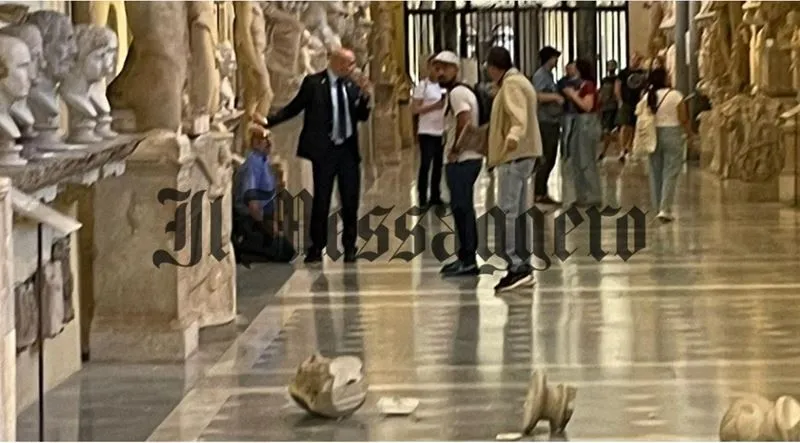 Турист опрокинул статуи в Ватикане, требуя встречи с Папой Римским
