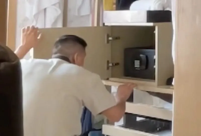 Турист заснял, как сотрудник отеля рылся в вещах и выпил его пиво