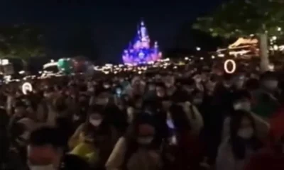 Тысячи туристов заперли в Диснейленде в Китае