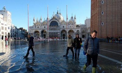 Acqua alta. Туристы в Венеции переобулись в сапоги из-за наводнения