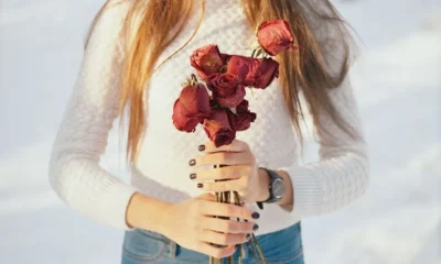 Какие цветы дарят женщинам в России