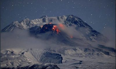 Красиво и опасно. Туристы едва не погибли ради фотографий извержения на Камчатке