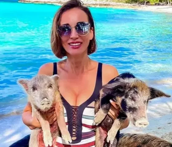 Анфиса Чехова встретила юбилей на Багамах со свиньями
