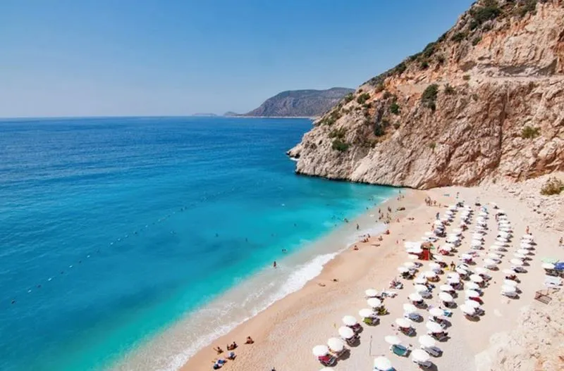 Туристы, которые летят в Турцию летом, могут остаться без пляжей