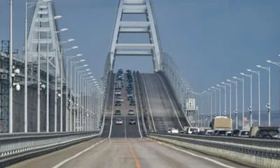 Пробка перед Крымским мостом стремительно растет