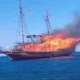 В открытом море загорелся корабль с пассажирами