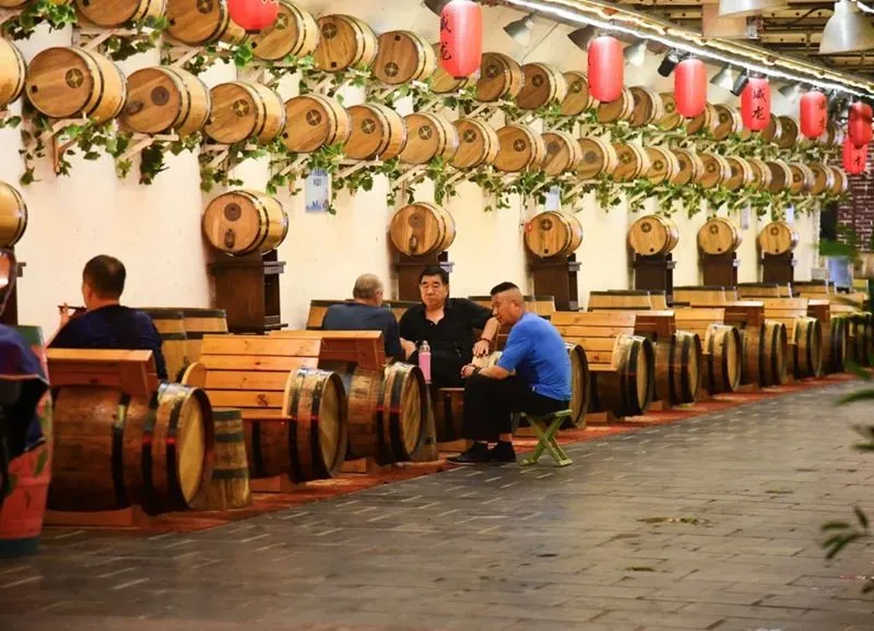 Жители Китая спасаются от жары в бомбоубежищах