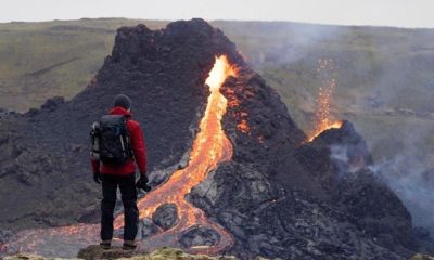 Беспечные туристы в Исландии продолжают посещать извергающийся вулкан