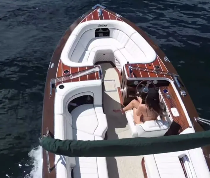 Кендалл Дженнер покоряет морские волны