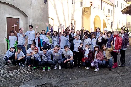 Покажи МИР детям-сиротам!