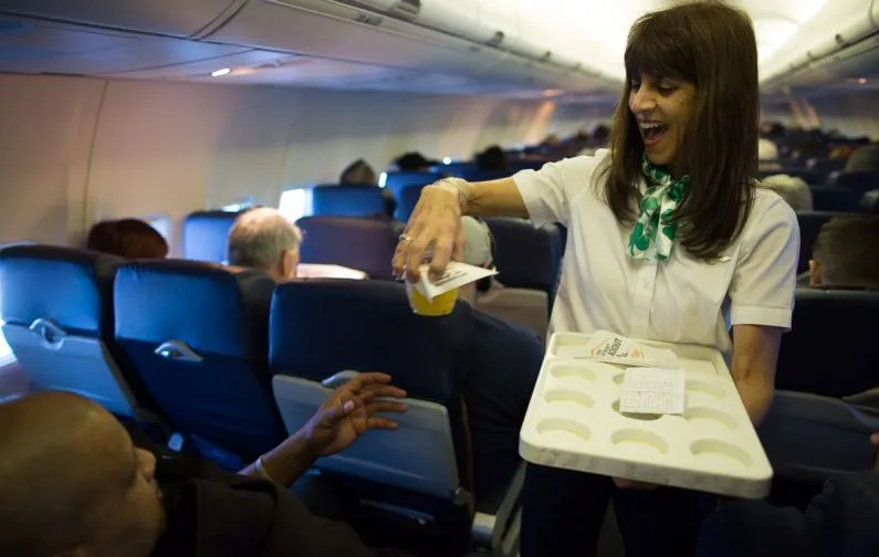 45% пассажиров хотя бы раз флиртовали во время полета, а 6% мужчин считают секс «на высоте» лучшим подарком от женщины