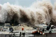 На Японию после землетрясения идет цунами + (видео)