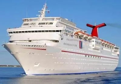 Туристы застряли на поломавшемся лайнере