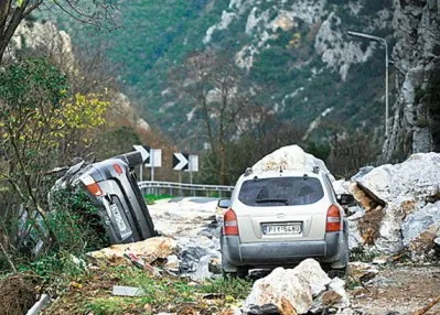 Туристов в Греции накрыло камнями