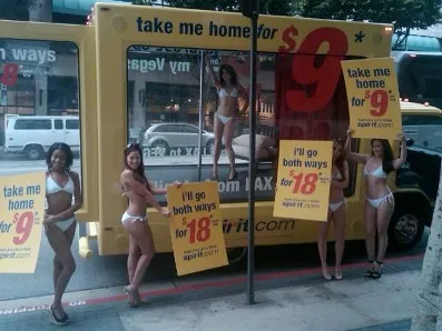 Авиакомпании рекламируют себя голым телом