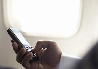 Пилота арестовали за мобильник