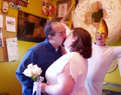 В Voodoo Doughnuts можно съесть пончик, пожениться…