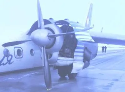 Горящий самолет сел на воду. Есть жертвы