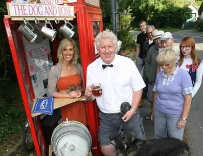 Телефонная будка стала пабом