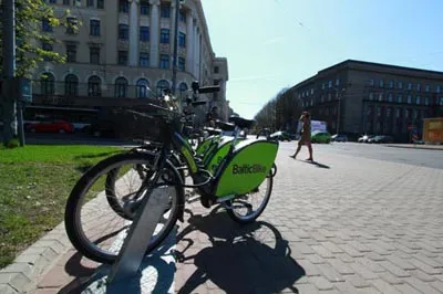 Авиакомпании зарабатывают на прокате велосипедов