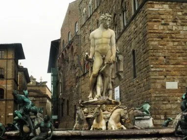 Туриста оштрафовали за купание в фонтане