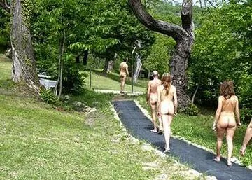 В Корее отправят нудистов в лес