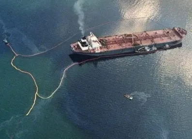 Танкер слил нефть рядом с Хургадой. Пляжи курортов не пострадали.