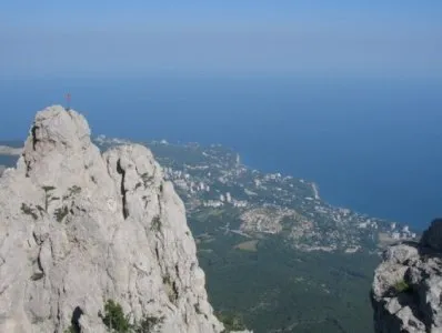 Упавший с 80-метровой скалы турист выжил