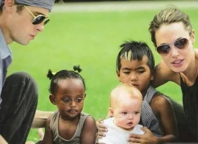 Джоли и Питт арендовали для детей целый поезд