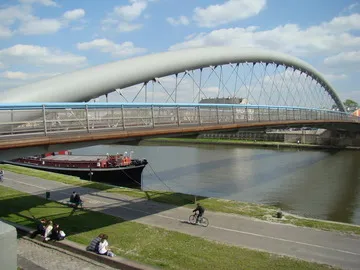 Набережная связала две страны