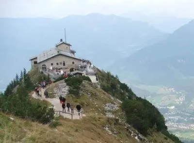 Туристы любят чайный домик Гитлера