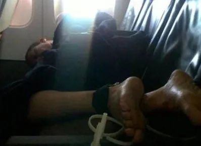 Пассажир пытался покинуть самолет во время взлета