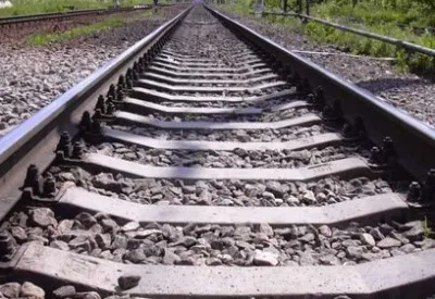 Проводница уснула на рельсах