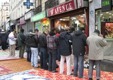 В Париже запретили молиться на улицах