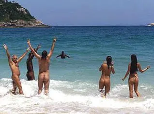 Нудистов эвакуировали с пляжа из-за мины